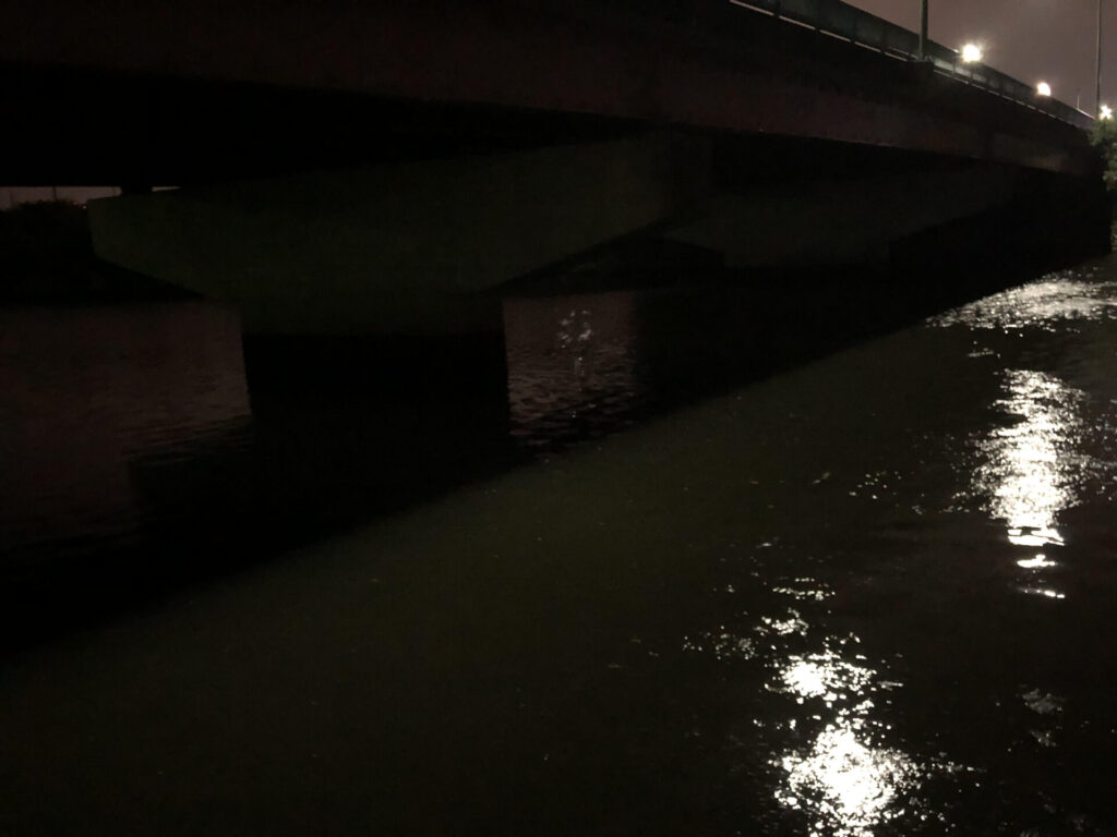 夜に常夜灯でできる橋の影